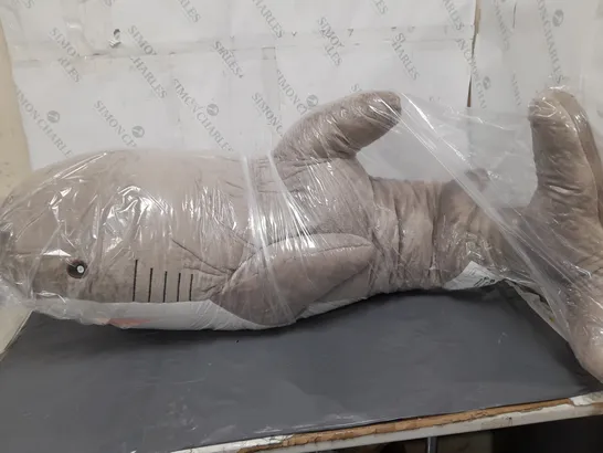 XL PLUSH SHARK IN GREY 