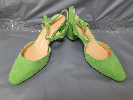 BOXED PAIR OF DESIGNER CLOSED TOE BLOCK HEEL SHOES IN GREEN EU SIZE 36