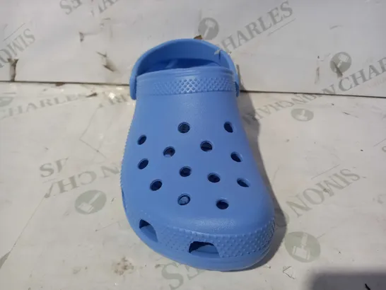 BOXED PAIR OF CROCS CLASSIC IN BLUE SIZE M6/W8