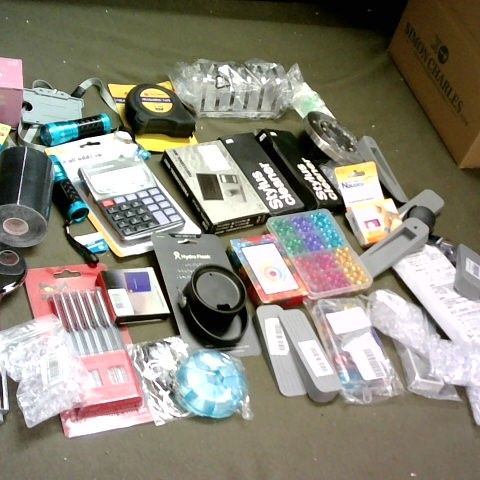 SMALL BOX OF ASSORTED ITEMS INCLUDING MINI SCALES, TAPE MEASURE, SHOWER HEAD