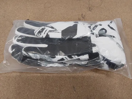 BOX OF APPROXIMATELY 18X PAIRS OF BRAND NEW FAIRYEON DARTHVADER SKI/SNOWBOARD WINTER GLOVES - SIZES VARY, MAINLY SIZES: L AND XL (1 BOX)