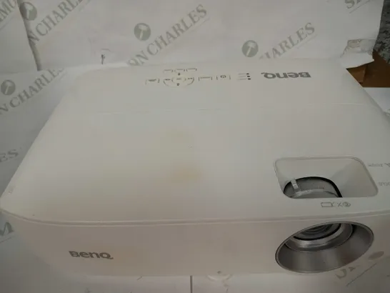 BENQ W1050 FULL HD PROJECTOR