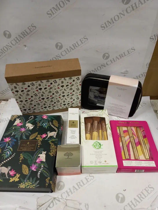 BOX OF APPROXIMATELY 15 ASSORTED BEAUTY PRODUCTS TO INCLUDE GRANDE GOAL MASCARA, SARA MILLER HAND CREAM SET, BAREMINERALS HOLIDAY CLEAN MAKE-UP SET ETC 