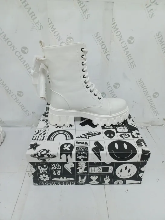 KOI FOOTWEAR LADIES WHITE BANSHEE BOOTS SIZE 4