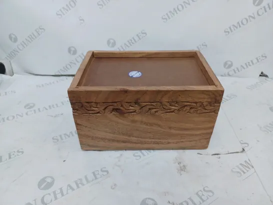 SLIDING WOODEN BOX WITH ENGRAVING DETAIL 