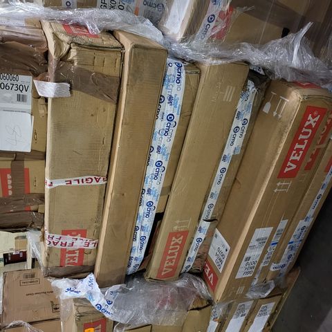 PALLET OF 9 ASSORTED BOXED VELUX WINDOW PANELS TO INCLUDE CVP FLAT TOP ROOF WINDOW, GGU MK04 CENTRE PIVOT ROOF WINDOW AND GGL UK04 CENTRE PIVOT WINDOW