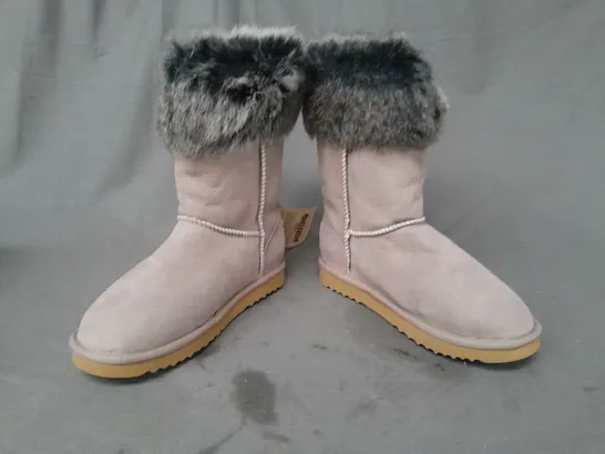 BOXED PAIR OF LOVE FROM AUSTRALIA CLASSIC SHORT FOXY ANKLE BOOTS IN TAUPE UK SIZE 6