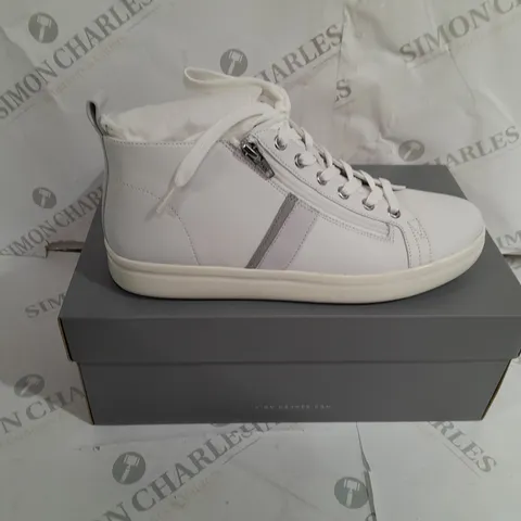 PAIR OF VIONIC STEVIE TRAINERS WHITE SIZE 7
