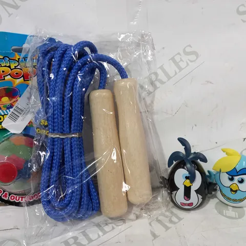 BOX OF APPROXIMATELY 10 ASSORTED TOYS AND GAMES TO INCLUDE HIP HOP POPS, SKIPPING ROPE, ETC