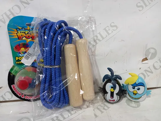 BOX OF APPROXIMATELY 10 ASSORTED TOYS AND GAMES TO INCLUDE HIP HOP POPS, SKIPPING ROPE, ETC