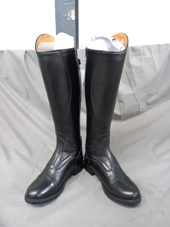 BOXED PAIR OF HARRY HALL BURLINGTON LONG RIDING BOOTS IN BLACK UK SIZE 5