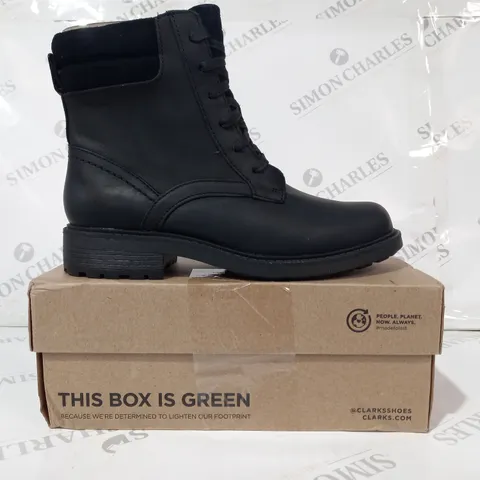 BOXED PAIR OF CLARKS ORINOCO 2 SPICE LEATHER ANKLE BOOTS IN BLACK UK SIZE 5
