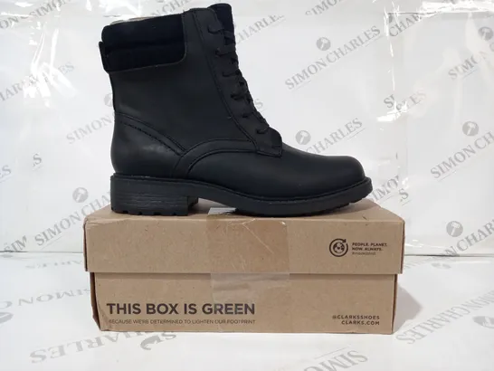 BOXED PAIR OF CLARKS ORINOCO 2 SPICE LEATHER ANKLE BOOTS IN BLACK UK SIZE 5