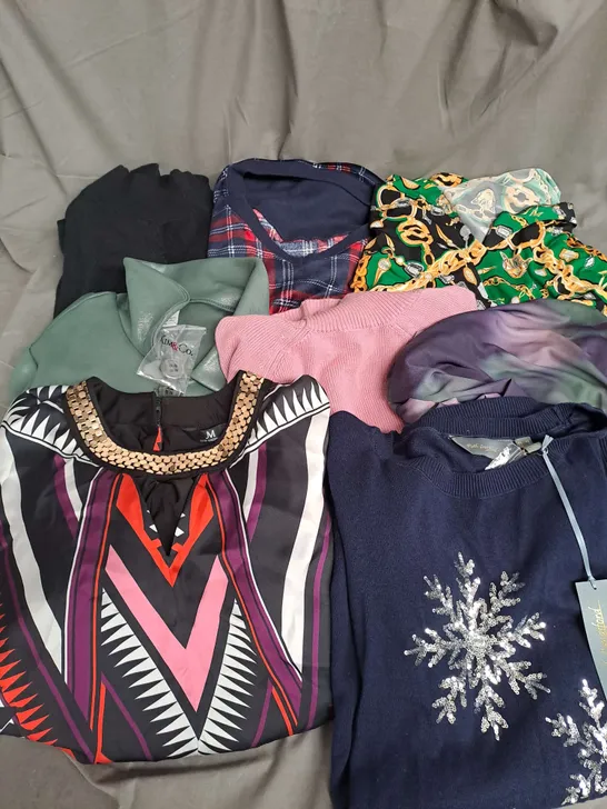 BOX OF APPROX 20 ASSORTED CLOTHING ITEMS TO INCLUDE - TOPS, JUMPERS, JACKET ETC