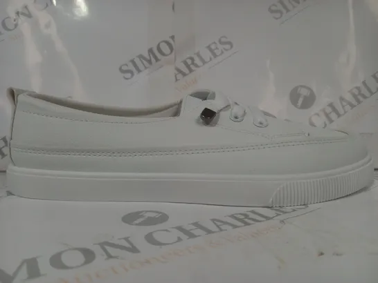 BOXED PAIR OF FASHION JIUYOU SHOES IN WHITE EU SIZE 42