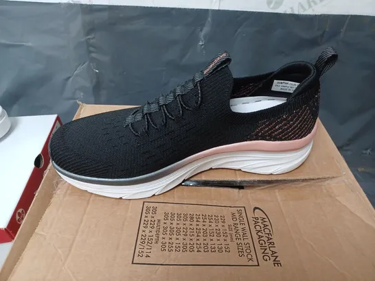 PAIR OF SKECHERS D'LUX-WALKER MEMORY FOAM TRAINERS IN BLACK AND PINK IN SIZE 5 UK 