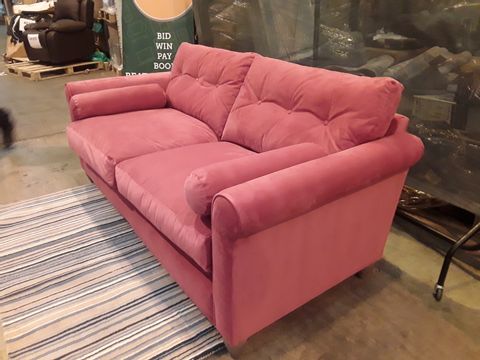 QUALITY DESIGNER BRITISH MADE SOFT PINK FABRIC THREE SEATER SOFA WITH SIDE CUSHIONS ON WOODEN FEET 