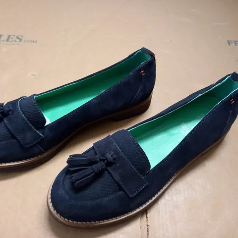 PAIR OF MOSHULU NAVY SHOES - 39