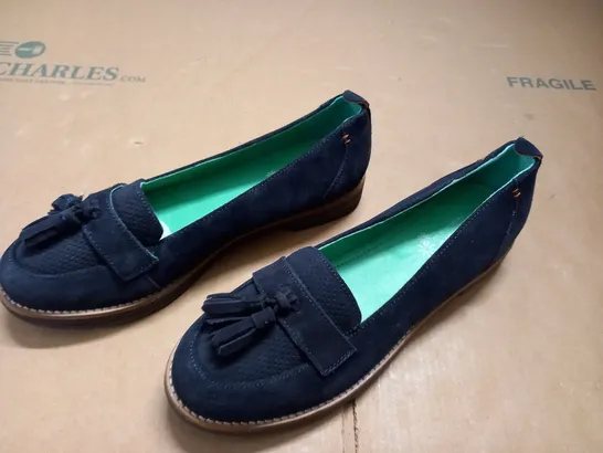 PAIR OF MOSHULU NAVY SHOES - 39