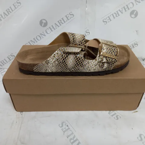 BOXED PAIR OF BONOVA SNAKE DOUBLE STRAP FOOTBED SANDALS IN TAN SNAKE SKIN PATTERN UK SIZE 6