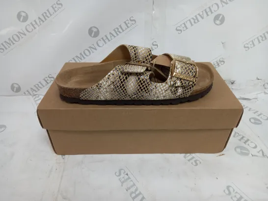 BOXED PAIR OF BONOVA SNAKE DOUBLE STRAP FOOTBED SANDALS IN TAN SNAKE SKIN PATTERN UK SIZE 6