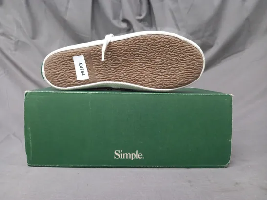 BOXED PAIR OF SIMPLE SATIRE CANVAS SNEAKERS IN BEIGE SIZE 4