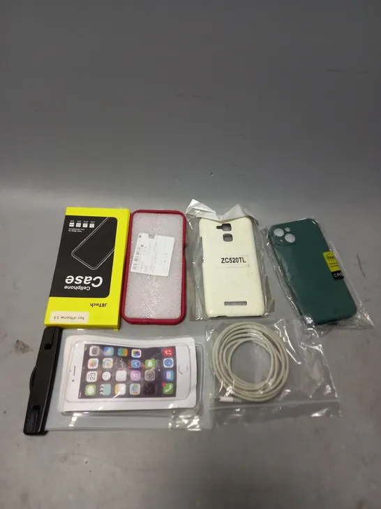 APPROXIMATELY 30 ASSORTED SMARTPHONE ACCESSORIES TO INCLUDE SCREEN PROTECTORS, CHARGING CABLES, PROTECTIVE CASES ETC 