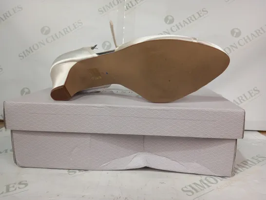 BOXED PAIR OF RAINBOW CLUB LOW HEEL SHOES IN SATIN IVORY COLOUR UK SIZE 9