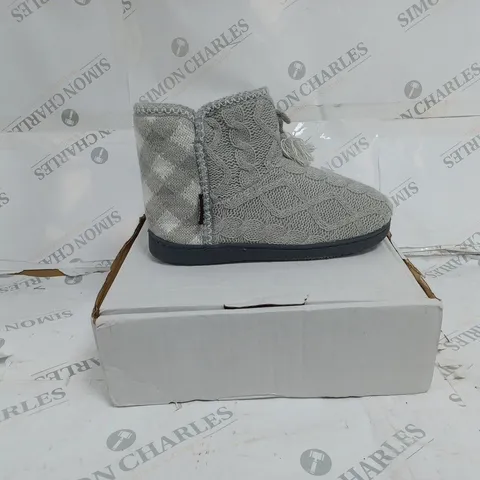 BOXED PAIR OF LINA SLIPPER BOOTS IN MEDIUM GREY - UK SIZE 7