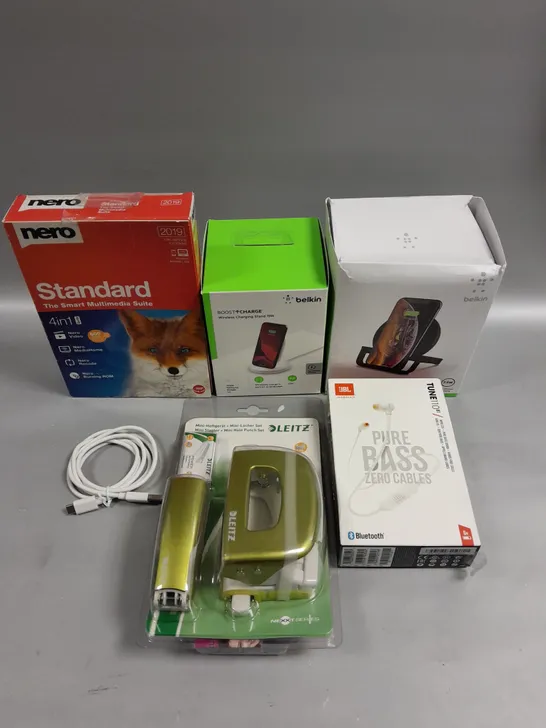 APPROXIAMTELY 15 ASSORTED ELECTRICAL PRODUCTS TO INCLUDE JBL PURE BASS EARPHONES, BELKIN CHARGING STAND, CHARGING CABLES ETC 