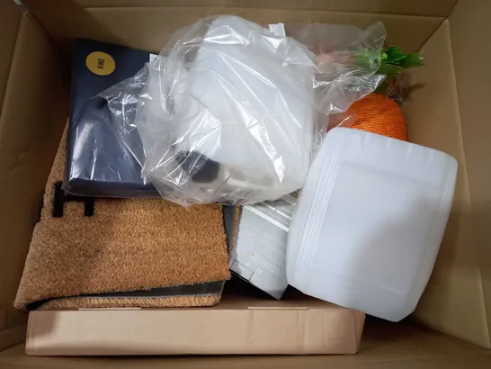 BOX OF APPROX 8 ASSORTED ITEMS TO INCLUDE - MIROFIBER BED SHEET KING SIZE - 'HEY IM MAT' DOOR MAT - HOME DECORATION CARROT ECT