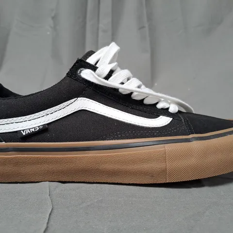 PAIR OF VANS PRO SKATEBOARD SHOES IN BLACK/WHITE UK SIZE 6