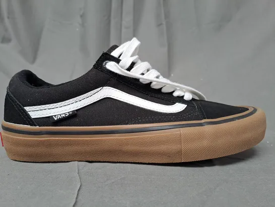 PAIR OF VANS PRO SKATEBOARD SHOES IN BLACK/WHITE UK SIZE 6