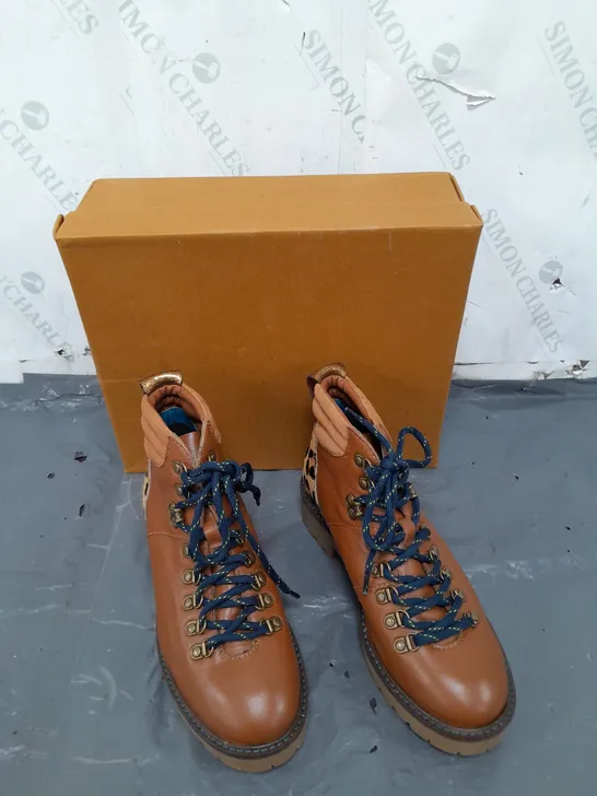 BOXED PAIR OF WHITE STUFF BROWN LEATHER BOOTS SIZE 6