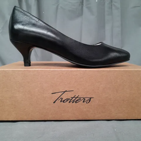 BOXED PAIR OF TROTTERS CLOSED TOE LOW HEEL SLIP-ON SHOES IN BLACK SIZE UNSPECIFIED