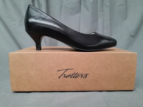 BOXED PAIR OF TROTTERS CLOSED TOE LOW HEEL SLIP-ON SHOES IN BLACK SIZE UNSPECIFIED