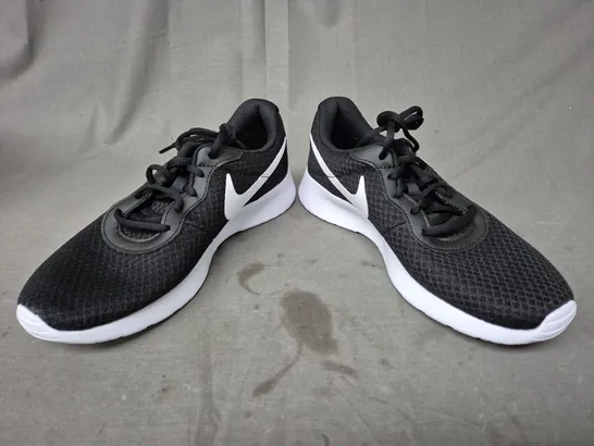 BOXED PAIR OF NIKE TANJUN SHOES IN BLACK/WHITE UK SIZE 9