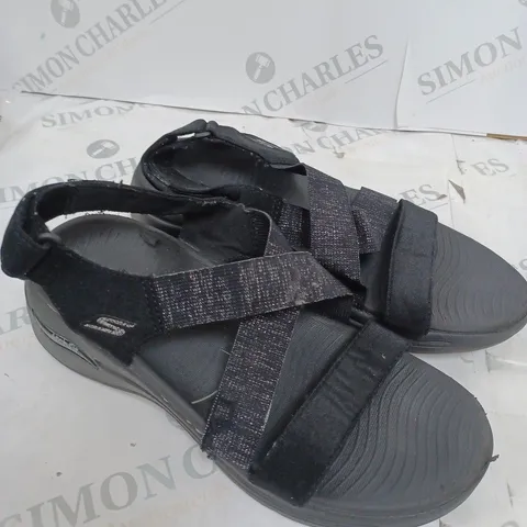 BOXED PAIR OF SKECHERS GO WALK ARCH FIT BLACK SANDALS - SIZE 3