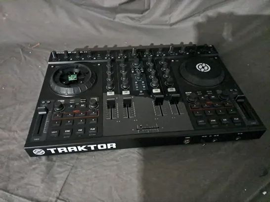 BOXED TRAKTOR KONTROL S4