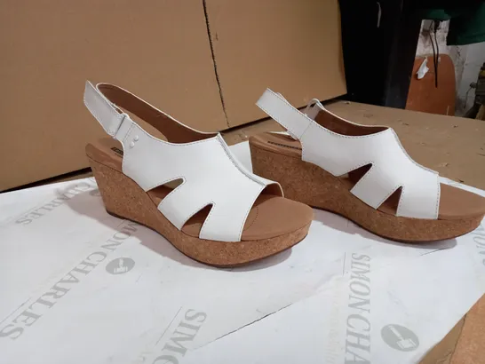 BOXED CLARKS ANNADEL BARI WEDGE SANDAL WIDE FIT WHITE STYLE SIZE 6