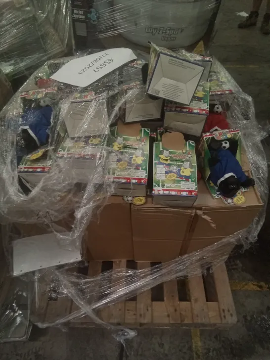 PALLET OF APPROXIMATELY 160 SOCCER WORLD FOOTBALL TOY 98 FANS