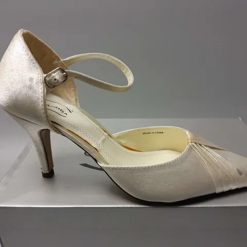 APPROXIMATELY 12 BOXED CASANDRA POINTED TOE HEELS IN IVORY IN VARIOUS SIZES