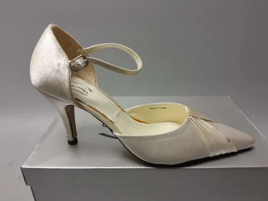 APPROXIMATELY 12 BOXED CASANDRA POINTED TOE HEELS IN IVORY IN VARIOUS SIZES