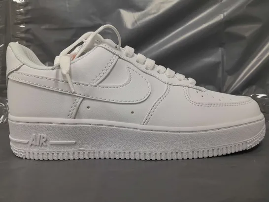 BOXED PAIR OF NIKE AIR FORCE 1 '07 SHOES IN WHITE UK SIZE 4.5