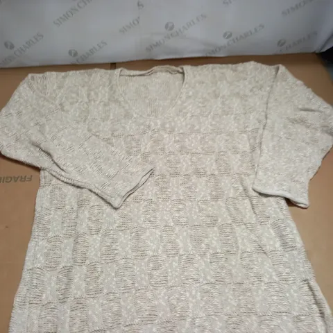 LOT OF APPROXIMATELY 20 TEXTURED KNIT V-NECK JUMPERS IN BEIGE - SIZE UNSPECIFIED