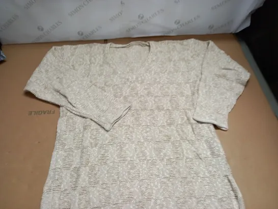 LOT OF APPROXIMATELY 20 TEXTURED KNIT V-NECK JUMPERS IN BEIGE - SIZE UNSPECIFIED