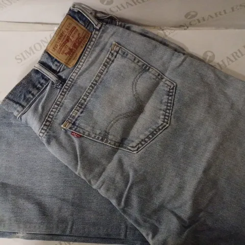 LEVI DENIM BLUE JEANS - W40 L32