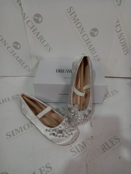 BOXED PAIR OF DREAM PAIRS WHITE JEWELLED SHOES SIZE KIDS 10