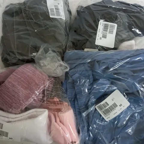 LARGE BOX OF APPROXIMATELY 40 CLOTHING ITEMS ALL IN DIFFRENT COLOURS AND SIZES 