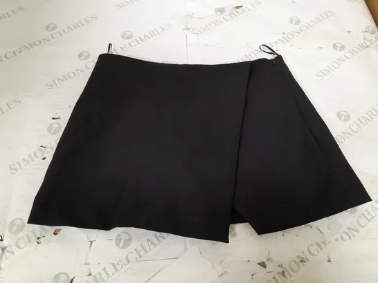 ZARA SHORT MINI SKIRT IN BLACK - SMALL